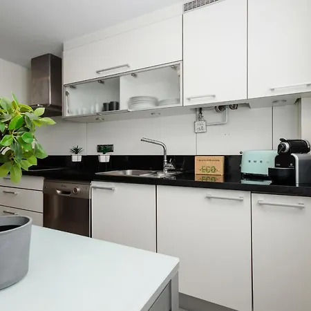 In The Historic Center Of Malaga, Very Close To The And The Ave Train Station, With Private Parking 公寓 *